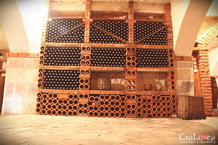 Ceglane półki na butelki z winem w piwnicy Matuško w Potomje