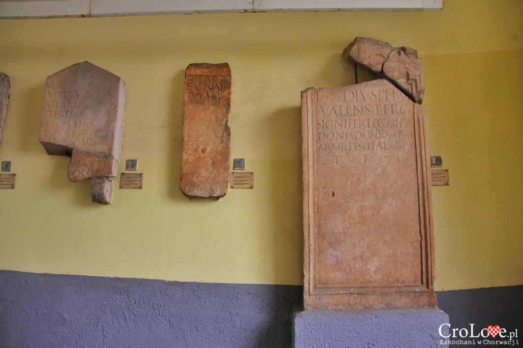 Zachowane kamienne tablice z różnych okresów Motovun
