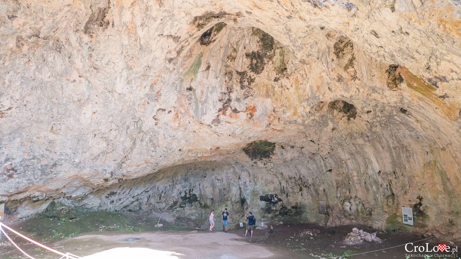 Jaskinia Vela Spila (Vela špilja) w Vela Luka na wyspie Korčula