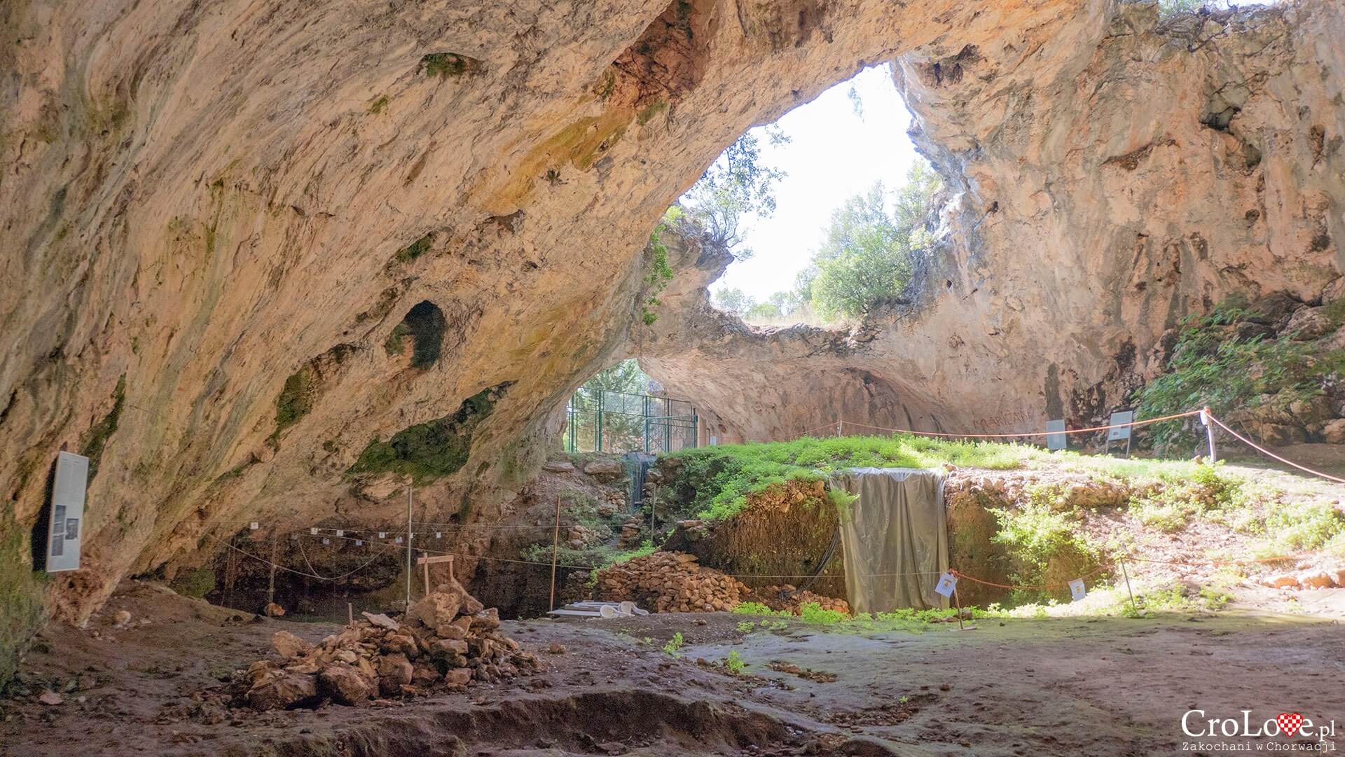 Jaskinia Vela Spila (Vela špilja) w Vela Luka na wyspie Korčula