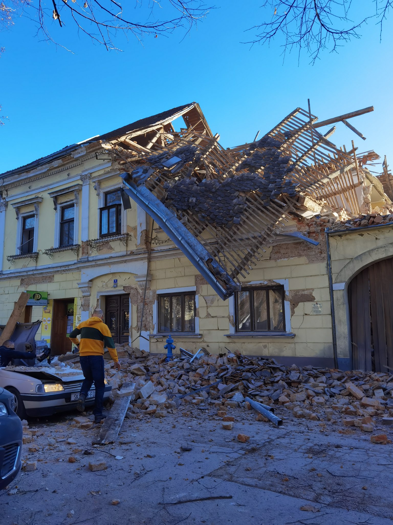 Zniszczone budynki w Petrinji Fot. @_antens (Twitter)