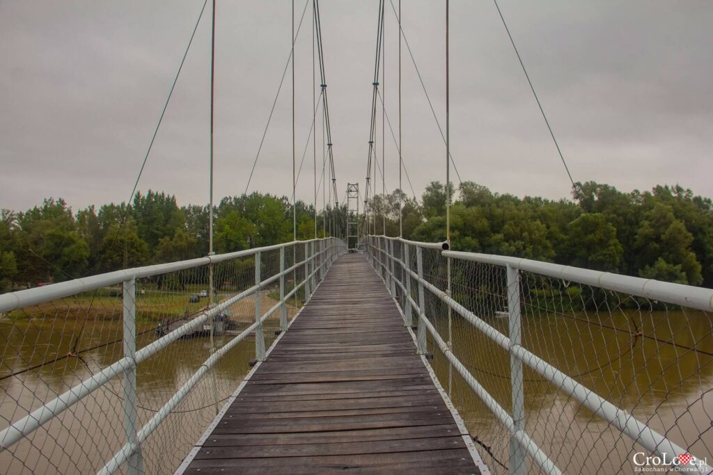 Wiszący most nad rzeką Drawą w Slavonii