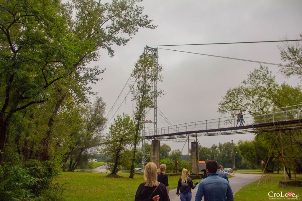 Wiszący most nad rzeką Drawą w Slavonii