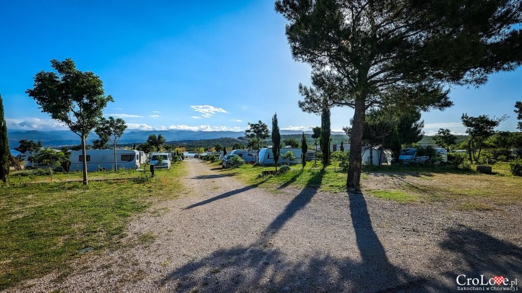 Parcele na kempingu Omišalj na wyspie Krk w Chorwacji