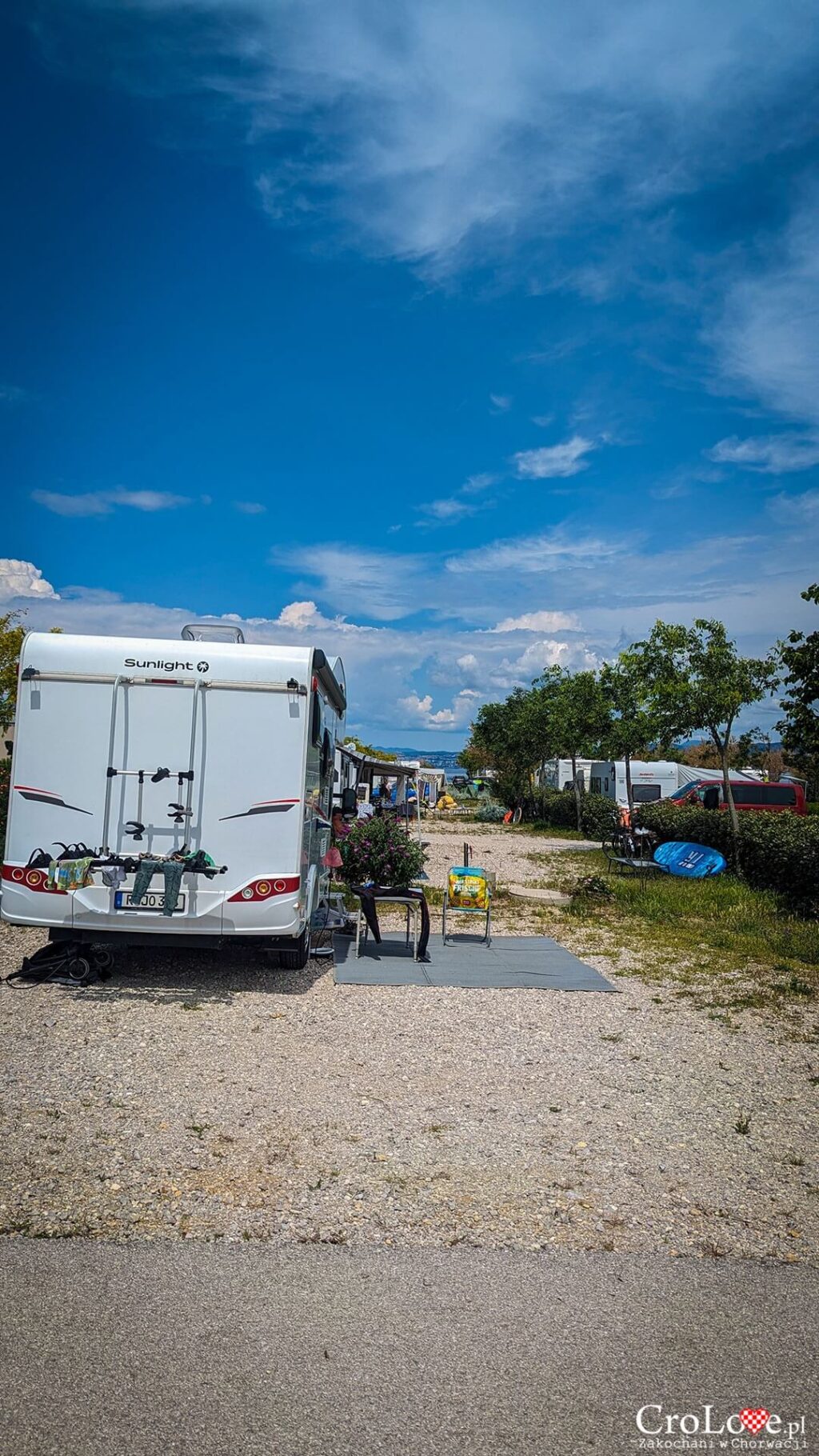 Parcele na kempingu Omišalj na wyspie Krk w Chorwacji