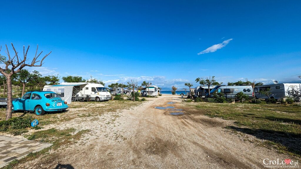 Parcele na kempingu Omišalj na wyspie Krk w Chorwacji