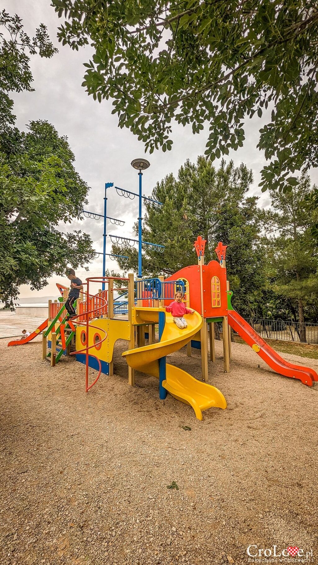 Place zabaw na kempingu Omišalj na wyspie Krk w Chorwacji