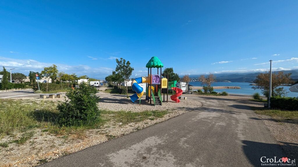 Place zabaw na kempingu Omišalj na wyspie Krk w Chorwacji