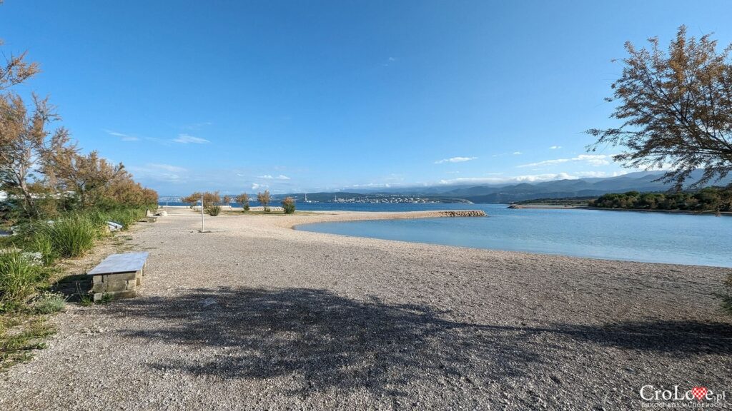 Plaże na kempingu Omišalj na wyspie Krk w Chorwacji