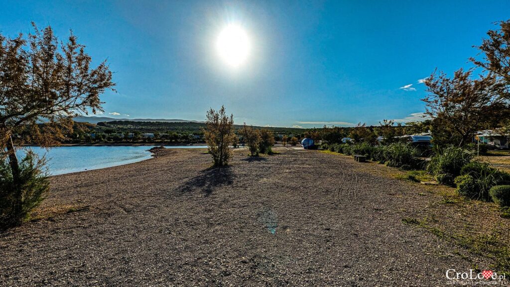 Plaże na kempingu Omišalj na wyspie Krk w Chorwacji