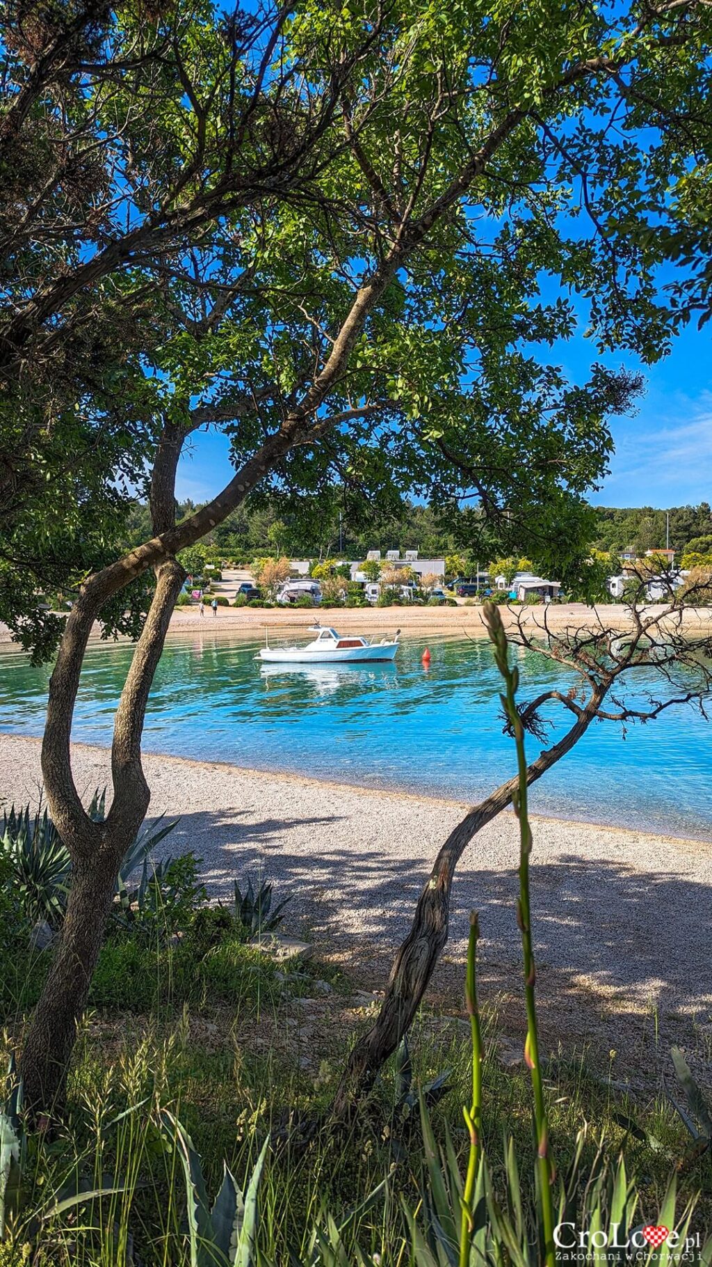 Plaże na kempingu Omišalj na wyspie Krk w Chorwacji