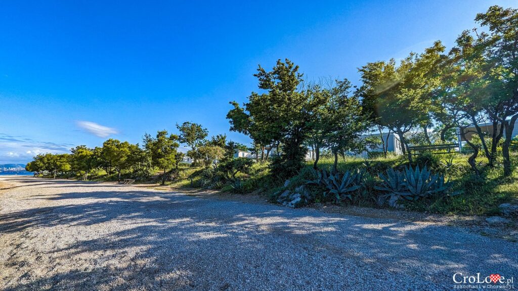 Plaże na kempingu Omišalj na wyspie Krk w Chorwacji