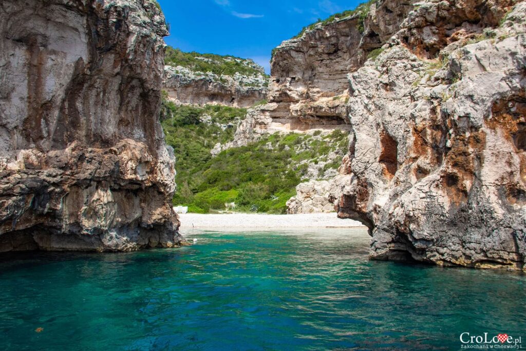 Plaża Stiniva na wyspie Vis w Chorwacji