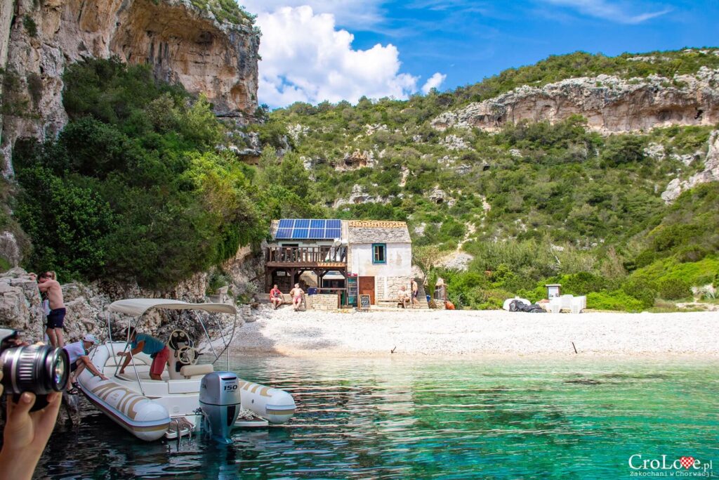 Plaża Stiniva na wyspie Vis w Chorwacji