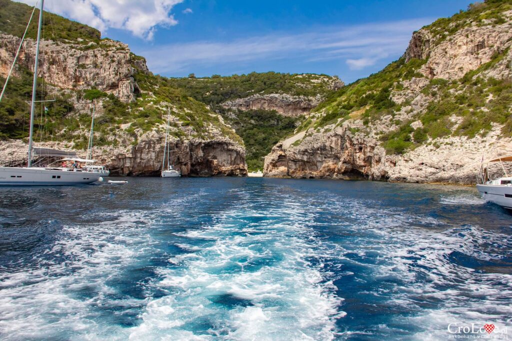 Plaża Stiniva na wyspie Vis w Chorwacji